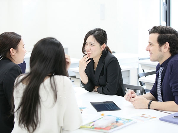 英会話の授業を受ける学生たち。将来、英語を活かした職業を目指しています。